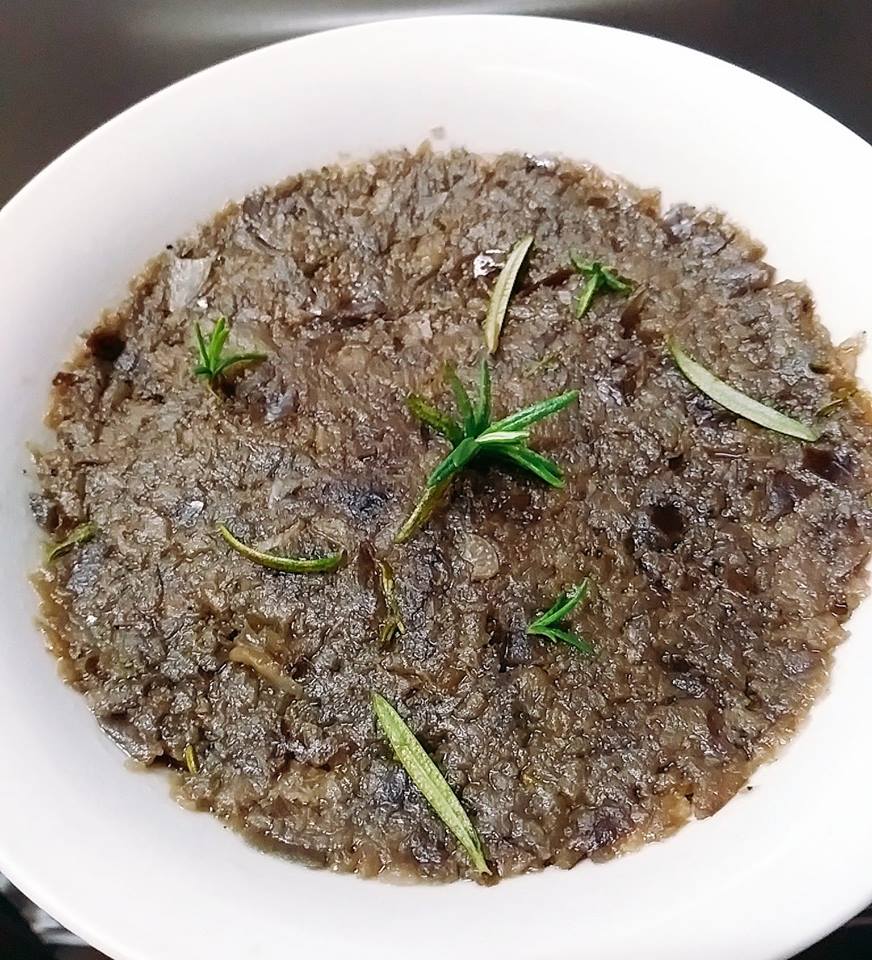 Patê negro de beringela com alecrim